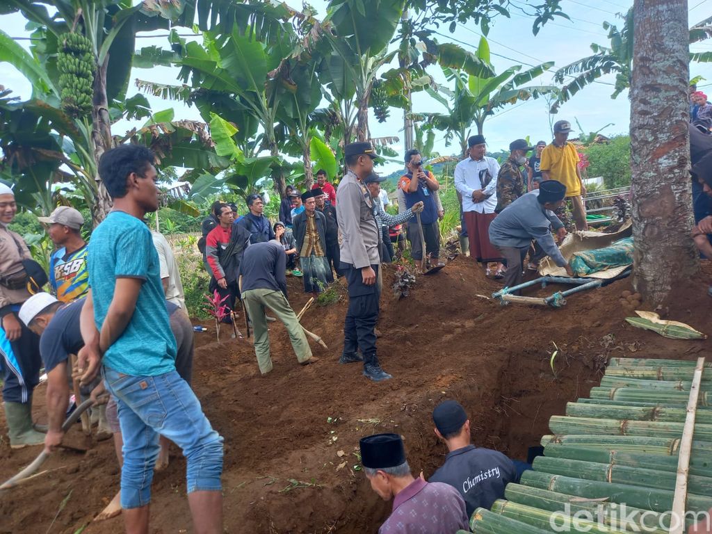 Suasana pemakaman korban longsor di Sukabumi.