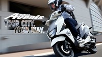 Suzuki menyebut, Avenis 125 mengisi celah di kategori skutik 125 cc. Suzuki Avenis 125 ini hadir dengan gaya sporty. Motor ini diklaim memberikan efisiensi bahan bakar yang baik sebagai sepeda motor perkotaan. Foto: Dok. Suzuki