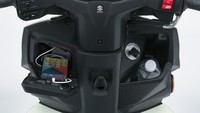 Pada bagian kantong penyimpanan terdapat USB Socket yang dapat digunakan untuk mengisi daya baterai perangkat ponsel. Foto: Dok. Suzuki