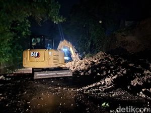 Jalan di Manado Tertimbun Longsor, Arus Lalu Lintas Dialihkan
