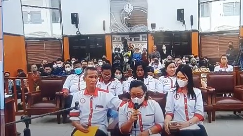Ibunda Brigadir J atau Yosua Hutabarat, Rosti Simanjuntak, tak kuasa menahan tangisnya saat bersaksi di sidang Bharada Richard Eliezer. Tangisan Rosti pecah saat teringat sosok anaknya.