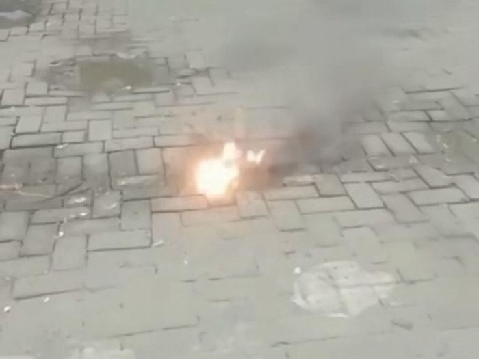 Tangkapan layar video semburan lumpur disertai api dari celah paving yang diunggah akun Instagram Info Blora, Senin (24/10/2022).