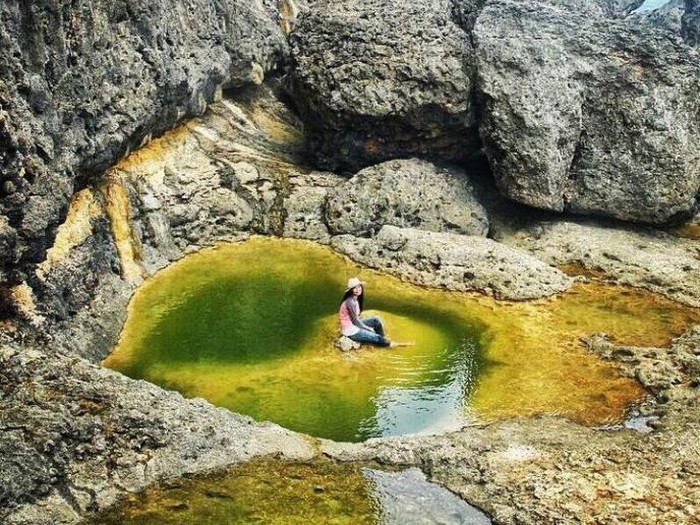 Wisata air ini masih terdengar asing di telinga banyak orang. Teluk Bidadari berada di Desa Sumberbening, Kecamatan Bantur, Malang.