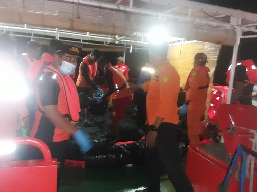 Tiga jenazah korban kebakaran kapal Cantika Express 77 di perairan Kecamatan Amfoang Utara, Kabupaten Kupang, Nusa Tenggara Timur (NTT) tiba di Pelabuhan Tenau, Selasa (25/10/2022) pukul 20.46 Wita.