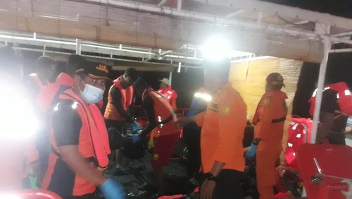 Tiga jenazah korban kebakaran kapal Cantika Express 77 di perairan Kecamatan Amfoang Utara, Kabupaten Kupang, Nusa Tenggara Timur (NTT) tiba di Pelabuhan Tenau, Selasa (25/10/2022) pukul 20.46 Wita.