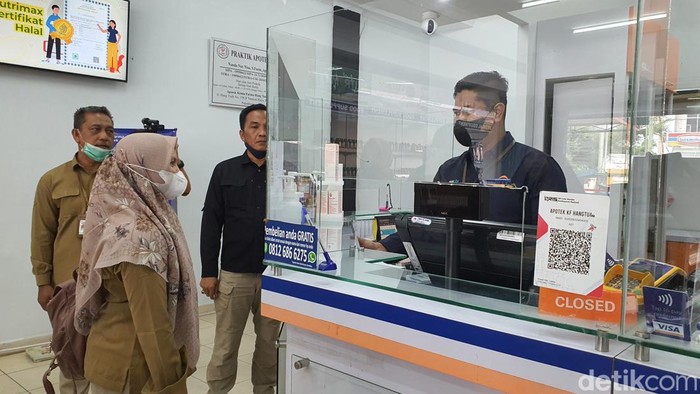 Tim gabungan mengecek peredaran obat sirup di Pekanbaru.