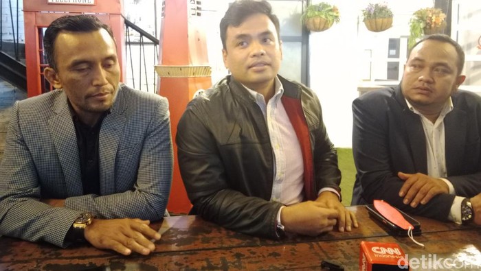 Tim kuasa hukum perusahaan produsen Unibebi saat memberikan keterangan kepada wartawan di Medan, Selasa (25/10/2022)