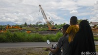 Proses pengerjaan kontruksi ini menjadi tontonan dan hiburan warga sekitar. Foto: Pius Erlangga/detikJateng