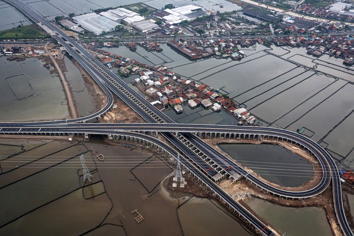 Foto udara suasana Jalan Tol Semarang-Demak Seksi II yang memasuki penyelesaian tahap akhir pembangunan di Kecamatan Sayung, Kabupaten Demak, Jawa Tengah, Senin (24/10/2022). Badan Pengatur Jalan Tol (BPJT) Kementerian Pekerjaan Umum dan Perumahan Rakyat (PUPR) menargetkan Jalan Tol Semarang-Demak Seksi II sepanjang 16,31 Km akan beroperasi pada akhir 2022 guna mendukung libur Natal dan Tahun Baru 2023. ANTARA FOTO/Aji Styawan/wsj.