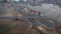Tol Semarang-Demak terintegrasi tanggul laut dengan struktur timbunan di atas laut diperkuat dengan matras bambu setebal 13 lapis. Foto: ANTARA FOTO/AJI STYAWAN