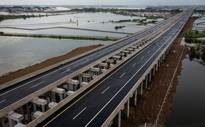 Foto udara suasana Jalan Tol Semarang-Demak Seksi II yang memasuki penyelesaian tahap akhir pembangunan di Kecamatan Sayung, Kabupaten Demak, Jawa Tengah, Senin (24/10/2022). Badan Pengatur Jalan Tol (BPJT) Kementerian Pekerjaan Umum dan Perumahan Rakyat (PUPR) menargetkan Jalan Tol Semarang-Demak Seksi II sepanjang 16,31 Km akan beroperasi pada akhir 2022 guna mendukung libur Natal dan Tahun Baru 2023. ANTARA FOTO/Aji Styawan/wsj.