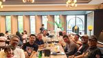 Aksi Seru Tora Sudiro Makan Bareng Keluarga dan Geng Prediksi