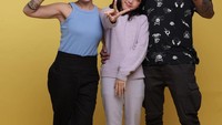 Aktor tampan ini juga dikenal sebagai sosok sayang keluarga. Ini potret kebersamaannya dengan sang istri dan anaknya. Foto: Instagram @t_orasudi_ro