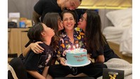 Keseruan Tora dan keluarga saat merayakan ulang tahun sang istri. Mieke mendapatkan kejutan kue ulang tahun berwarna biru. Foto: Instagram @t_orasudi_ro