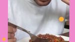 Aksi Seru Tora Sudiro Makan Bareng Keluarga dan Geng Prediksi