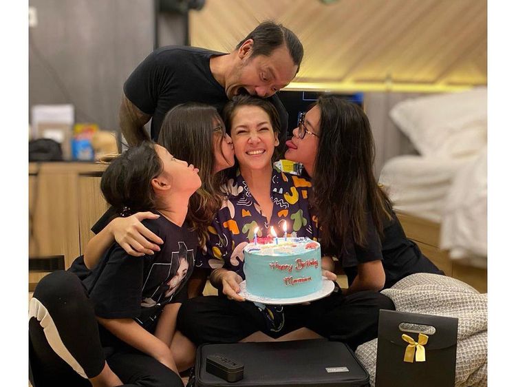 Aksi Seru Tora Sudiro Makan Bareng Keluarga dan Geng Prediksi