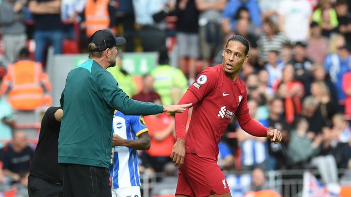 LIVERPOOL, ENGLAND - OCTOBER 01: ( THE SUN OUT,THE SUN ON SUNDAY OUT ) Jurgen Klopp manager of Liverpool with Virgil van Dijk of Liverpool during the Premier League match between Liverpool FC and Brighton & Hove Albion at Anfield on October 01, 2022 in Liverpool, England. (Photo by John Powell/Liverpool FC via Getty Images)