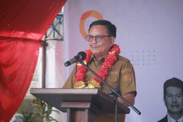 Wali Kota Bitung Maurits Mantiri menjadi narasumber dalam seminar nasional dan peluncuran program Pusat Inovasi dan Kewirausahaan Masyarakat, di STBM Dua Saudara.