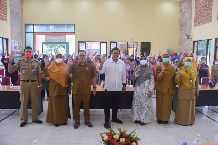 Wali Kota Kediri Abdullah Abu Bakar mendatangkan dokter gizi untuk memberikan edukasi pada ibu hamil dan kader posyandu di Balai Kelurahan Setono Pande, Kota Kediri Senin (24/10).