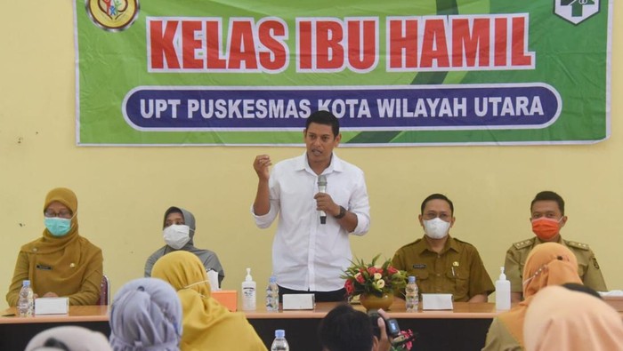 Wali Kota Kediri Abdullah Abu Bakar mendatangkan dokter gizi untuk memberikan edukasi pada ibu hamil dan kader posyandu di Balai Kelurahan Setono Pande, Kota Kediri Senin (24/10).