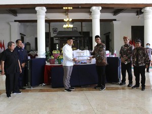 Walkot Eri Beri Bantuan Rp 250 Juta ke Warga Terdampak Puting Beliung Sidoarjo