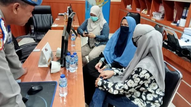 Wanita bawa pistol coba terobos Istana Negara diborgol di kantor polisi (dok. Polisi)