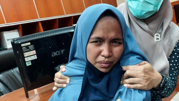 Wanita bawa pistol coba terobos Istana Negara diborgol di kantor polisi (dok. Polisi)