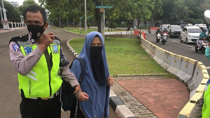 Ini Foto Wanita Bawa Pistol yang Coba Terobos Istana