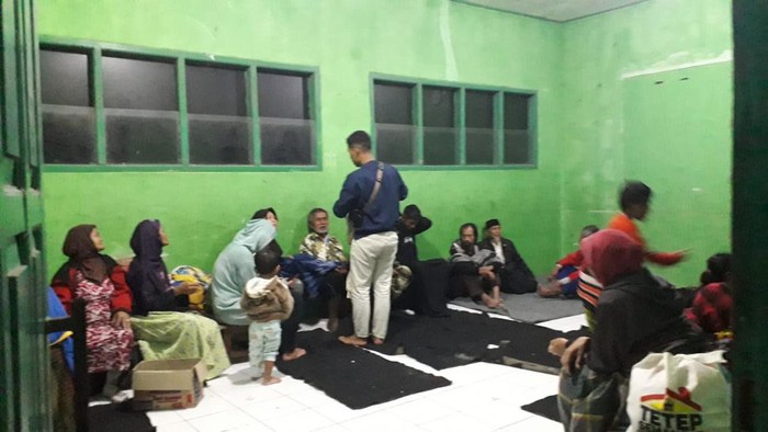 Warga Desa Siwarak, Purbalingga mengungsi ke pesantren akibat adanya tanah longsor di desanya, Selasa (25/10/2022).