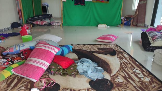 warga mengungsi di musala dampak puting beliung sidoarjo