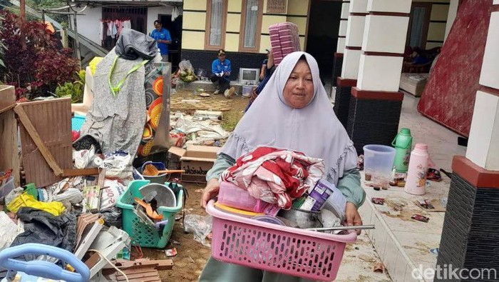 Warga yang lolos dari longsor maut di Sukabumi