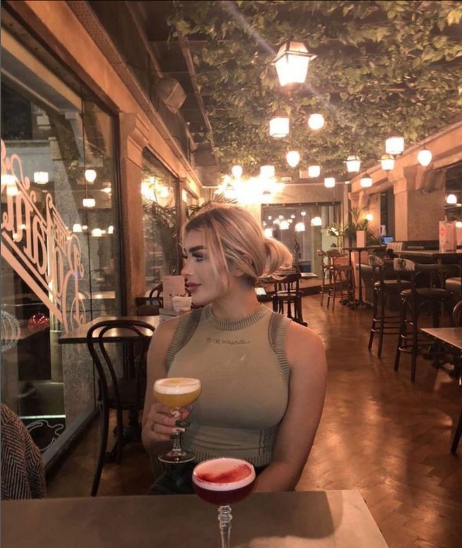 Weronika sudah beberapa kali menjalani operasi plastik. Beberapa di antaranya operasi untuk membesarkan bokongnya hingga berukuran 127 cm dan memasang implan payudara dengan ukuran cup 32J. Foto: Instagram/@polish.99 dan TikTok