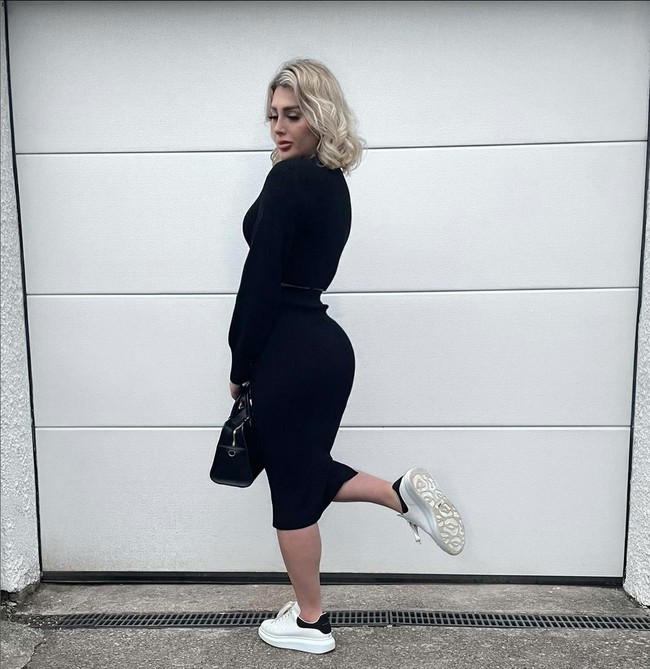 Ternyata bunyi seperti meledak itu karena bengkak pascaoperasi di belakang telinganya pecah dan membuat jahitan sobek. Luka jahitan yang belum kering dan tekanan di kabin pesawat jadi pemicunya. Foto: Instagram/@polish.99 dan TikTok