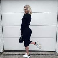 Ternyata bunyi seperti meledak itu karena bengkak pascaoperasi di belakang telinganya pecah dan membuat jahitan sobek. Luka jahitan yang belum kering dan tekanan di kabin pesawat jadi pemicunya. Foto: Instagram/@polish.99 dan TikTok