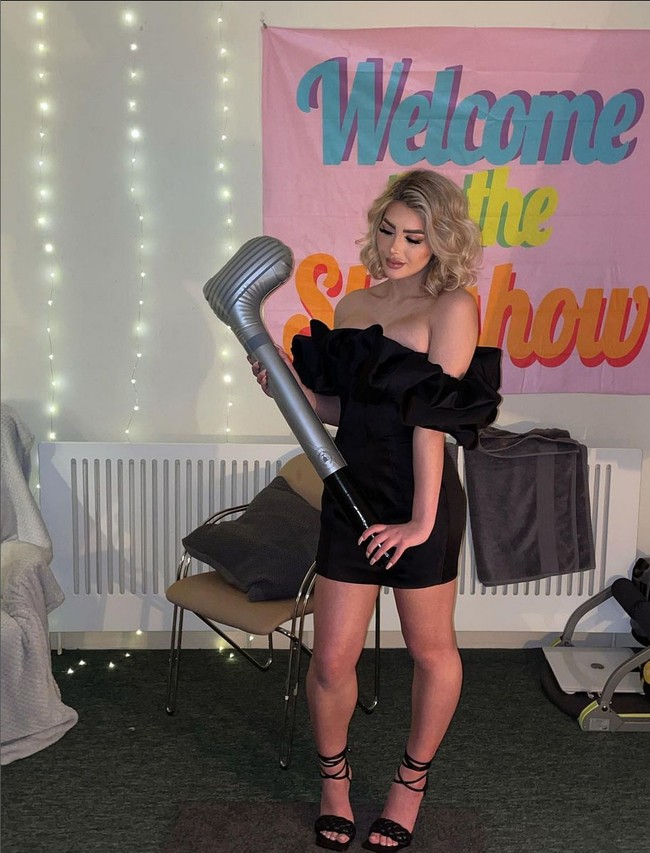 Beberapa jam setelah operasi, Weronika kembali ke Inggris dengan menumpang pesawat terbang. Di dalam pesawat itulah insiden terjadi. Tiba-tiba kepalanya terasa sangat sakit dan dia mendengar bunyi ‘plop’ yang keras di kepalanya. Foto: Instagram/@polish.99 dan TikTok