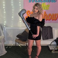 Beberapa jam setelah operasi, Weronika kembali ke Inggris dengan menumpang pesawat terbang. Di dalam pesawat itulah insiden terjadi. Tiba-tiba kepalanya terasa sangat sakit dan dia mendengar bunyi ‘plop’ yang keras di kepalanya. Foto: Instagram/@polish.99 dan TikTok