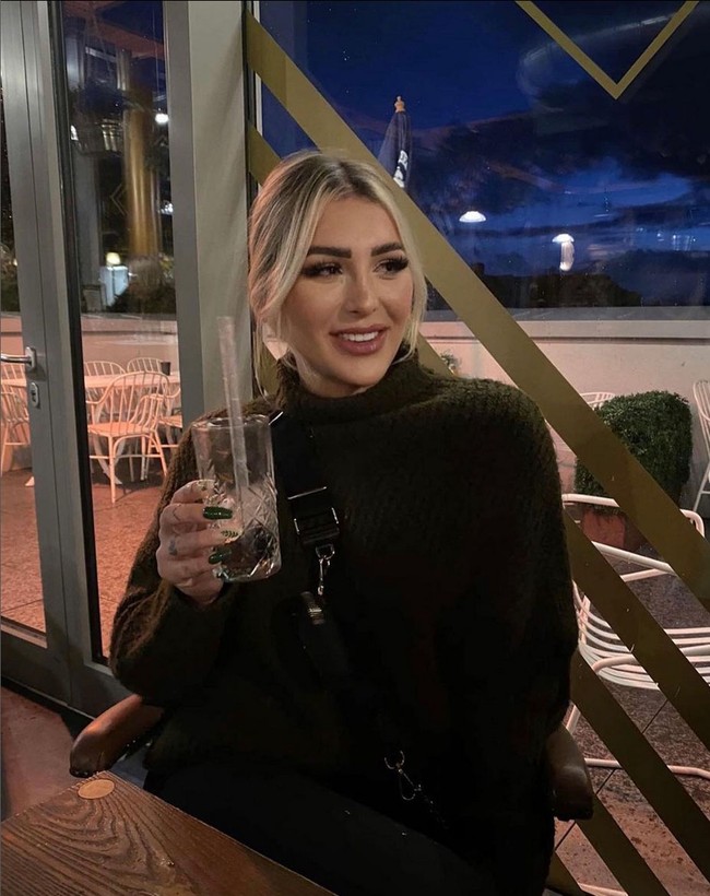 Weronika dikenal sebagai selebgram dan model OnlyFans. Namanya juga terkenal di TikTok dengan 38 ribuan follower.  Foto: Instagram/@polish.99 dan TikTok