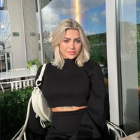 Beruntung, Weronika tidak mengalami kondisi fatal, meskipun darah sempat mengucur dari belakang telinganya sepanjang perjalanan pesawat. Kini kondisinya sudah mulai membaik dan berangsur-angsur pulih. Foto: Instagram