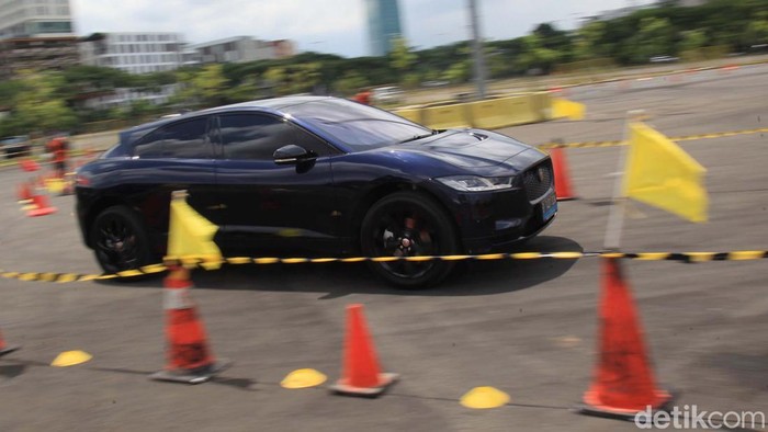 Mobil listrik sultan Jaguar I-Pace di Indonesia resmi diluncurkan di Indonesia. Jurnalis langsung diperkenankan untuk menjajal kendaraan mewah itu. Wusss....