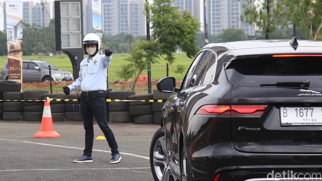 Mobil listrik 'sultan' Jaguar I-Pace di Indonesia resmi diluncurkan di Indonesia. Jurnalis langsung diperkenankan untuk menjajal kendaraan mewah itu. Wusss....