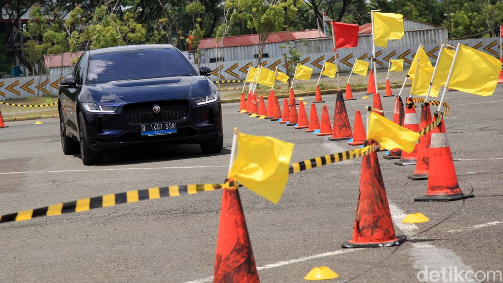 Mobil listrik 'sultan' Jaguar I-Pace di Indonesia resmi diluncurkan di Indonesia. Jurnalis langsung diperkenankan untuk menjajal kendaraan mewah itu. Wusss....