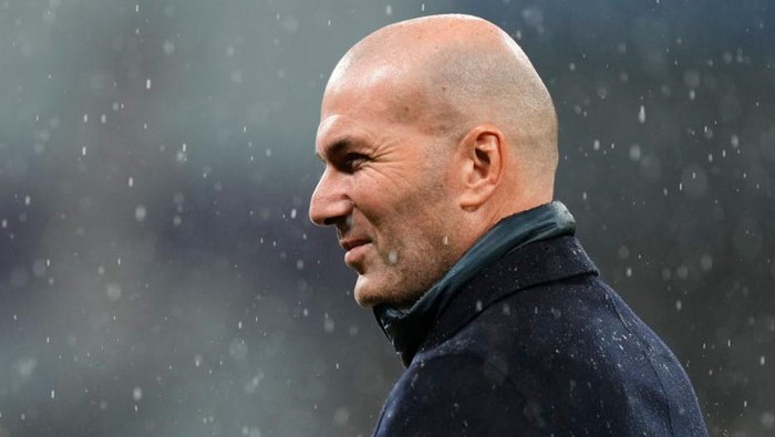 French former forward football player Zinedine Zidane poses upon arrival to attend the 2022 Ballon dOr France Football award ceremony at the Theatre du Chatelet in Paris on October 17, 2022. (Photo by FRANCK FIFE / AFP) (Photo by FRANCK FIFE/AFP via Getty Images)