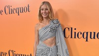 Bintang Glee itu tampil dengan gaun stripes hitam-putih yang mengekspos bagian perutnya. (Foto: AFP via Getty Images/LISA OCONNOR)