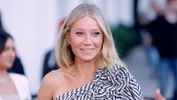 Senyum Gwyneth Paltrow saat berpose di depan kamera media. (Foto: WireImage/Frazer Harrison)