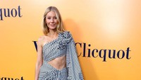Gaya Gwyneth Paltrow saat berpose di wall of fame. (Foto: WireImage/Frazer Harrison)
