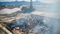 Petugas berhasil memadamkan api yang membakar gudang triplek setelah berjibaku menjinakkan api selama 37 jam.  