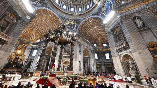 Luas area dari gereja ini yaitu 36.255 meter persegi yang dibangun tahun 1506 di atas makam Rasul Santo Petrus. (Andreas Solaro/AFP/Getty Images)  