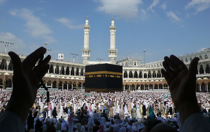 Muslim pilgrims perform the final walk (Tawaf al-Wadaa) around the Kaaba at the Grand Mosque in the Saudi holy city of Mecca on November 30, 2009. The annual Muslim hajj pilgrimage to Mecca wound up without the feared mass outbreak of swine flu, Saudi authorities said, reporting a total of five deaths and 73 proven cases. AFP PHOTO/MAHMUD HAMS (Photo credit should read MAHMUD HAMS/AFP via Getty Images)