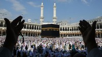 Tempat ibadah terbesar dari agama Islam yaitu Masjidil Haram yang terletak di Kota Mekah, Arab Saudi. Masjidil Haram memiliki luas 356.800 meter persegi, dan dibangun sejak tahun 622. (Mahmud Hams/AFP/Getty Images)  