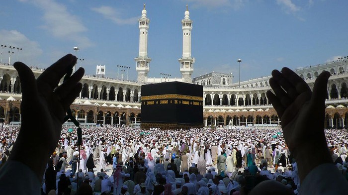 Muslim pilgrims perform the final walk (Tawaf al-Wadaa) around the Kaaba at the Grand Mosque in the Saudi holy city of Mecca on November 30, 2009. The annual Muslim hajj pilgrimage to Mecca wound up without the feared mass outbreak of swine flu, Saudi authorities said, reporting a total of five deaths and 73 proven cases. AFP PHOTO/MAHMUD HAMS (Photo credit should read MAHMUD HAMS/AFP via Getty Images)